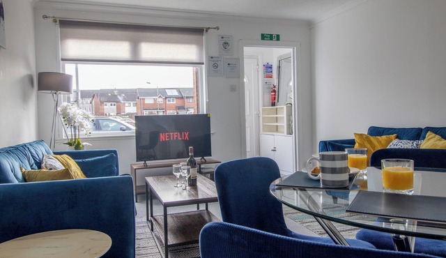 Glasgow, spacious 2 bed house, suitable for family and contractors