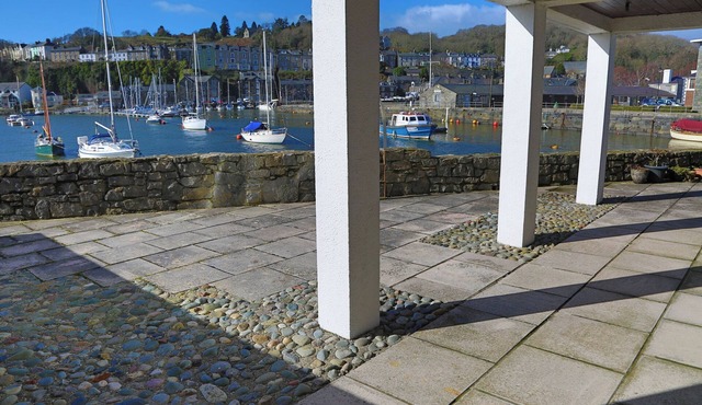 GLASLYN HARBOUR VIEWS, pet friendly, with a garden in Porthmadog