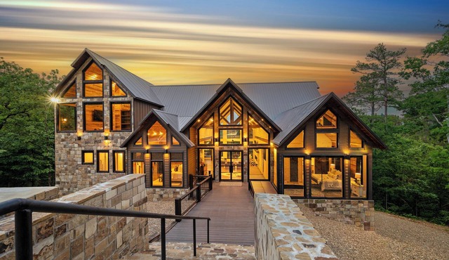 Glass and Timber: Ultra-Luxury Cabin, ALL the Amenities! Sleeps 20