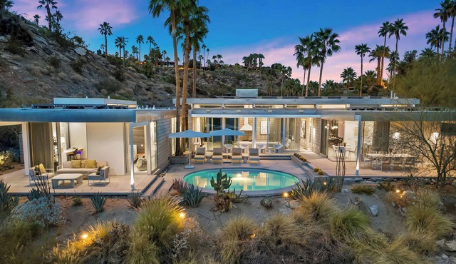 'Glass Haus' Modern Desert Retreat with Epic Views