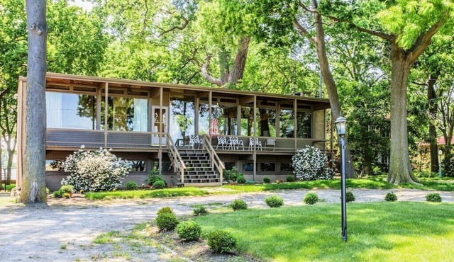 GLASS HOUSE 5 BR Private Lake Erie Beach Great for Summer, Winter Holidays