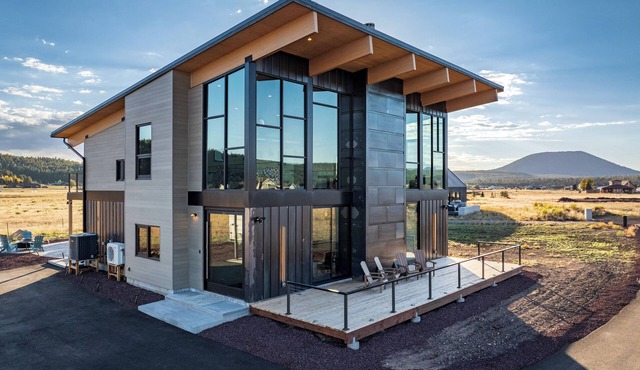 Glass House ~ Amazing mountain views, Sauna, EV, Games, Private + MORE!