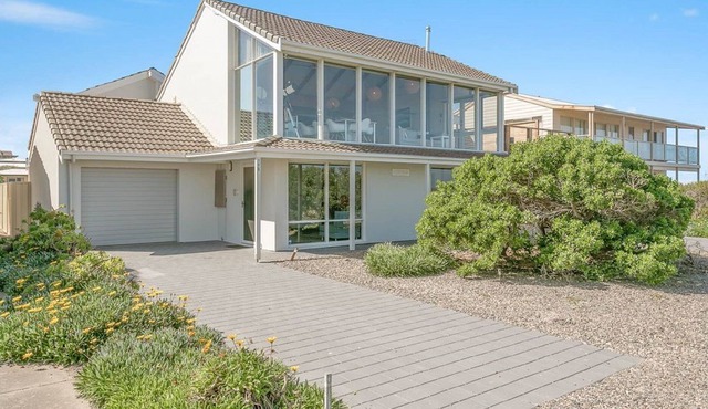 Glass House: Lose Yourself in the Beauty of Endless Ocean Views