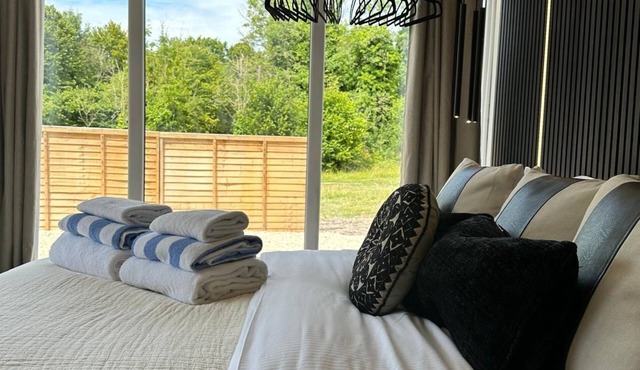 GLASS HOUSE - ROMANTIC ESCAPE | SLEEPS 2 | HOT TUB | BBQ | PATIO | WI-FI