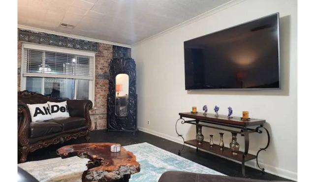 Glass Loft - Spacious 2 bedroom downtown loft