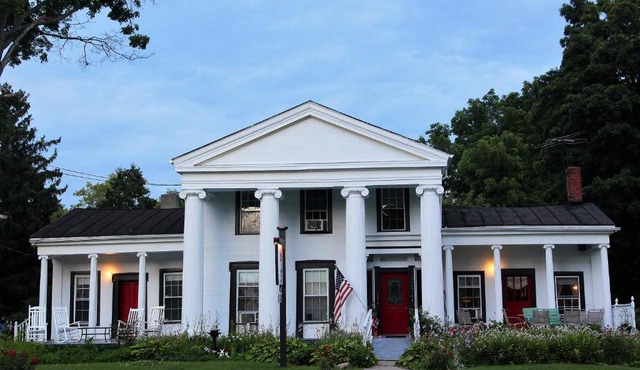 Glass Magnolia Bed & Breakfast