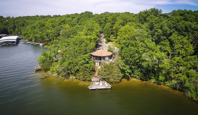 Glass Octagon/Waterfront Villa/Lake of Ozark