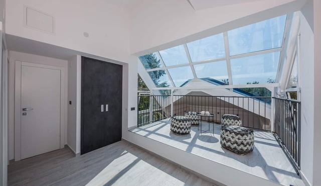 Glass villa includes: boat trip, pool, jacuzzi