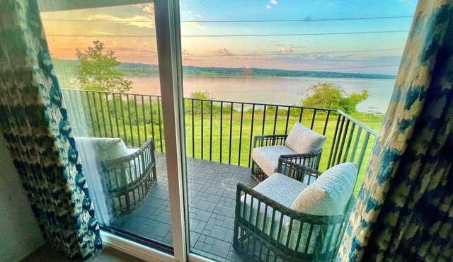Glass Vista: Modern 2BR Condo, Lake Views