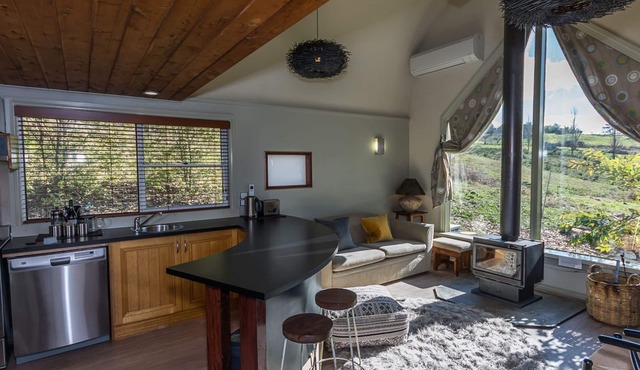 Glasshouse with log fire | pool | spa | near Bright | walk to shops restaurants