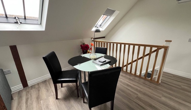 Glastonbury Secret Retreat - 1 BD Split-Level Holiday Let Apartment, Sleeps 3