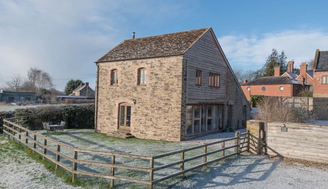 GLEBE BARN, family friendly, luxury holiday cottage in Caynham