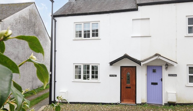 GLEBE COTTAGE, pet friendly, character holiday cottage in Yelverton