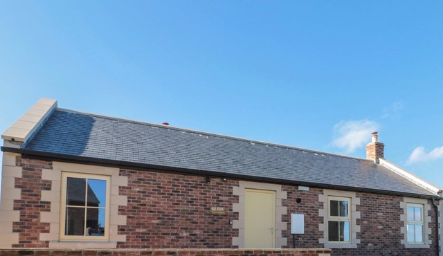 GLEBE COTTAGE, with pool in Embleton