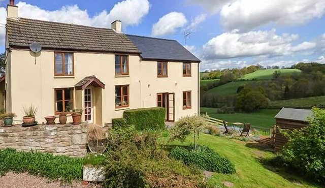 GLEBE FARM COTTAGE, family friendly, with a garden in Llandegveth