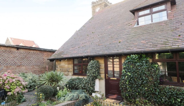 GLEBE HALL APARTMENT, pet friendly in Marske-By-The-Sea