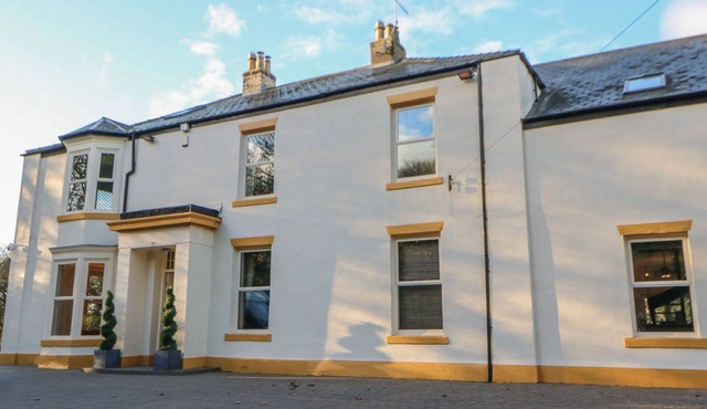 GLEBE HOUSE, family friendly, with hot tub in Murton, County Durham