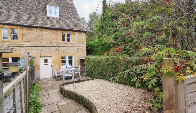 GLEED COTTAGE, pet friendly, character holiday cottage in Cheltenham