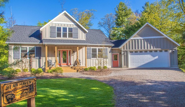 Glen Arbor, MI - Walk to Town, Home Theater, Pool Table, bon fire