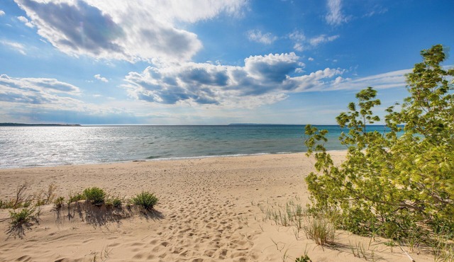 Glen Arbor Riverfront Retreat: Steps to Beach!