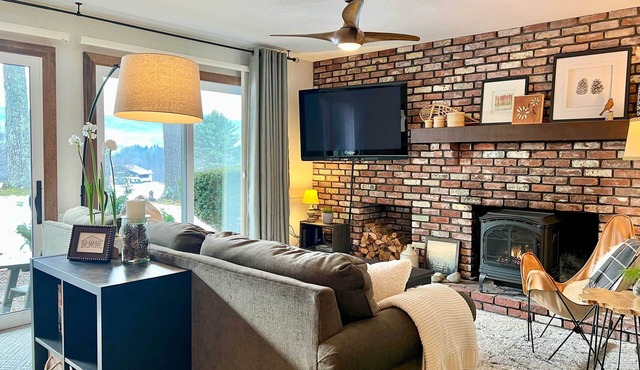Glen Condo w/Mountain Views: Walk to Story Land