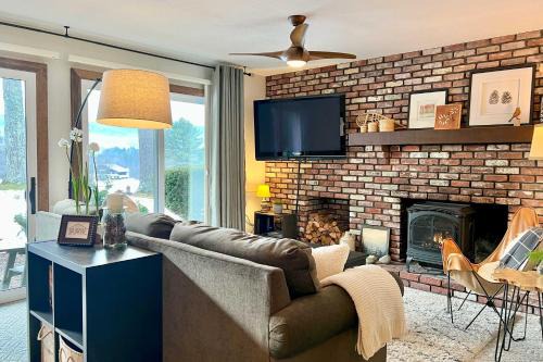Glen Condo w/Mountain Views: Walk to Story Land