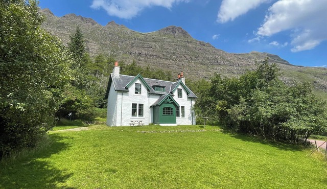 GLEN COTTAGE - TORRIDON, pet friendly, with open fire in Torridon