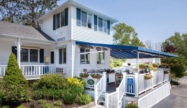 Glen Cove Inn & Suites