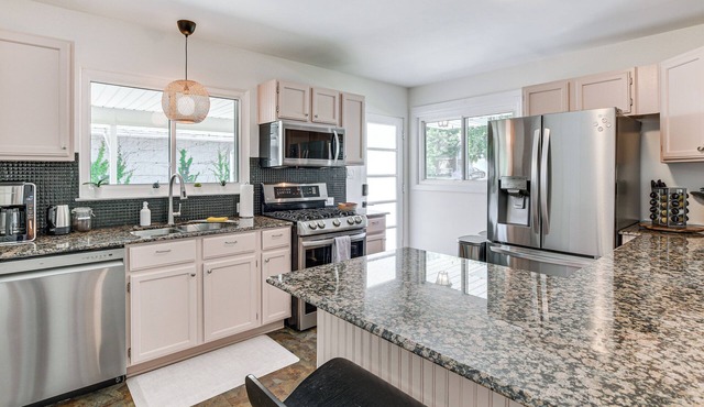 Glen Ellyn Home: Walk to Downtown Dining & Shops!