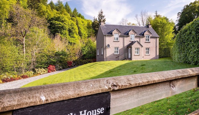 Glen Tilt House - sleeps 8 guests in 4 bedrooms