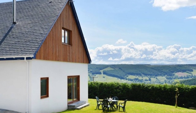 GLEN VIEW LODGE, pet friendly in Drumnadrochit, Loch Ness