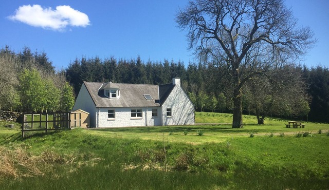 GLEN VIEW, pet friendly, character holiday cottage in Dumfries