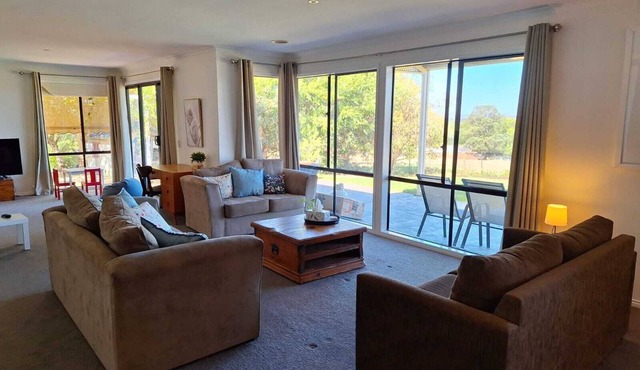 Glenacre of Rutherglen - spacious house on an acre with great views