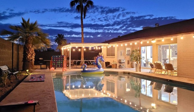 Glendale Getaway Parkwest Pool · Glendale GetAway|Pool |Stadium| Westgate| King Bed