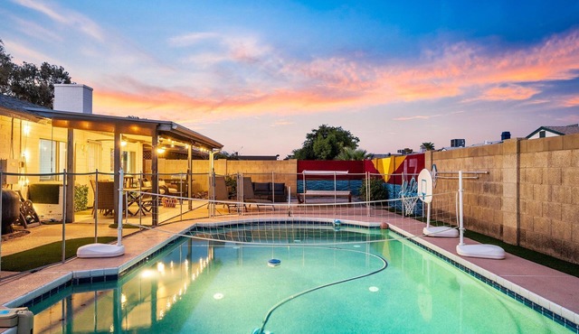 Glendale Retreat: Heated Pool, Golf, Gameroom, Bar