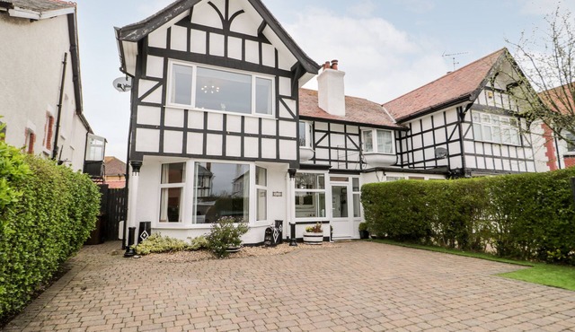 GLENDALOUGH, pet friendly, luxury holiday cottage in Rhos-On-Sea