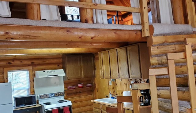 Glendo Log Home Close to Lake