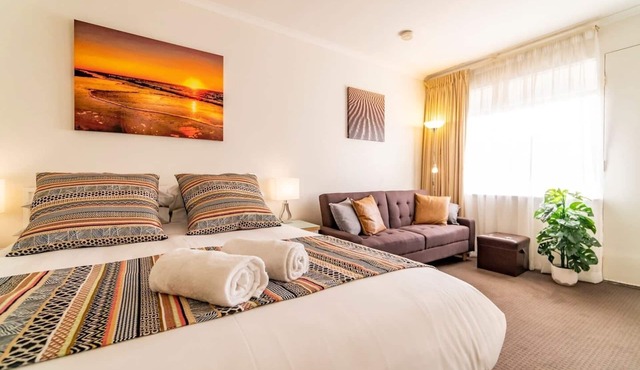 Glenelg Central Studio | wifi + parking