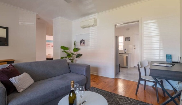 Glenelg Gem 4 - Superb Location