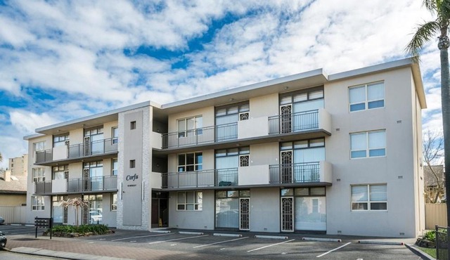 Glenelg Holiday Apartments - Corfu 200 meters to the beach Free Parking