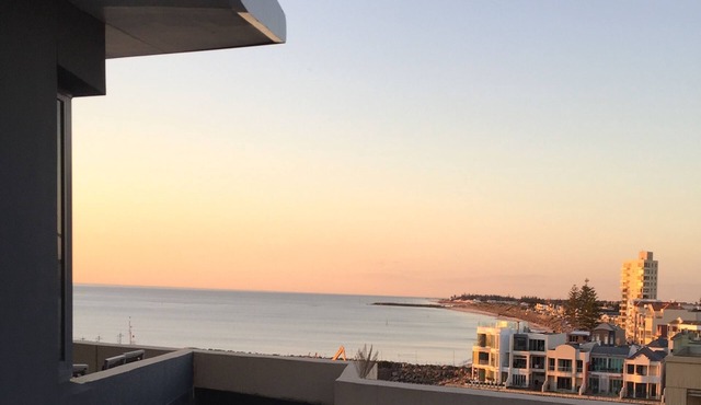 Glenelg Penthouse with BEACH & Park views -wifi parking