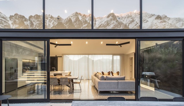 GLENFIDDICH RETREAT - JACKS POINT HOLIDAY HOME in Queenstown