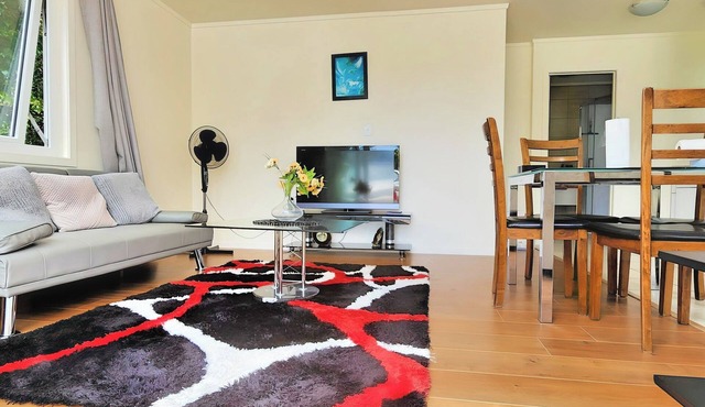 Glenfield Home: 1Gb WiFi, Modern & Full Kitchen. Your home away from home