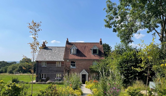 GLENFIELD, pet friendly, with pool in West Stour