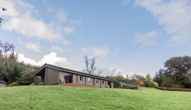 Glengarry Lodge - a cabin that sleeps 5 guests in 3 bedrooms