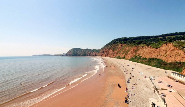 Glenisla - Three Bedroom House, Sleeps 6