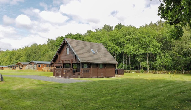 GLENISLE, pet friendly, with hot tub in Dalbeattie