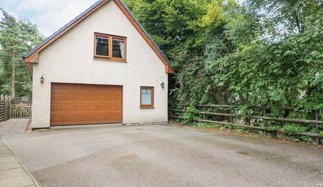 GLENMHOR APARTMENT, character holiday cottage in Fort William