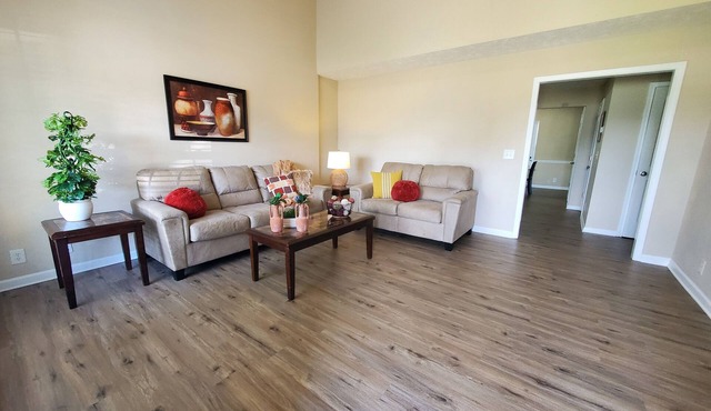 Glenmore-Quiet, home near EVERYTHING!