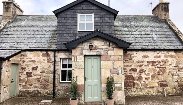 GLENMUIR COTTAGE, family friendly, with open fire in Dornoch